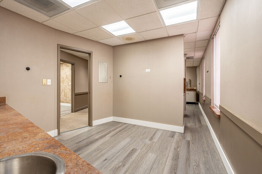 More Photos Of 47 W Dundee Rd, Wheeling Medical For Sale