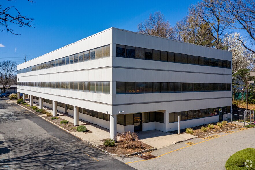 More Photos Of 140 Route 17 N, Paramus Office For Lease