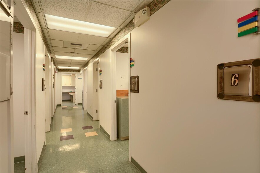 More Photos Of 1784 4th Ave, York Office For Sale