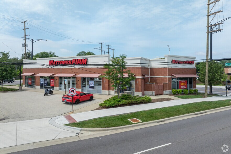 More Photos Of 1020 E Central Rd, Mount Prospect Freestanding For Sale