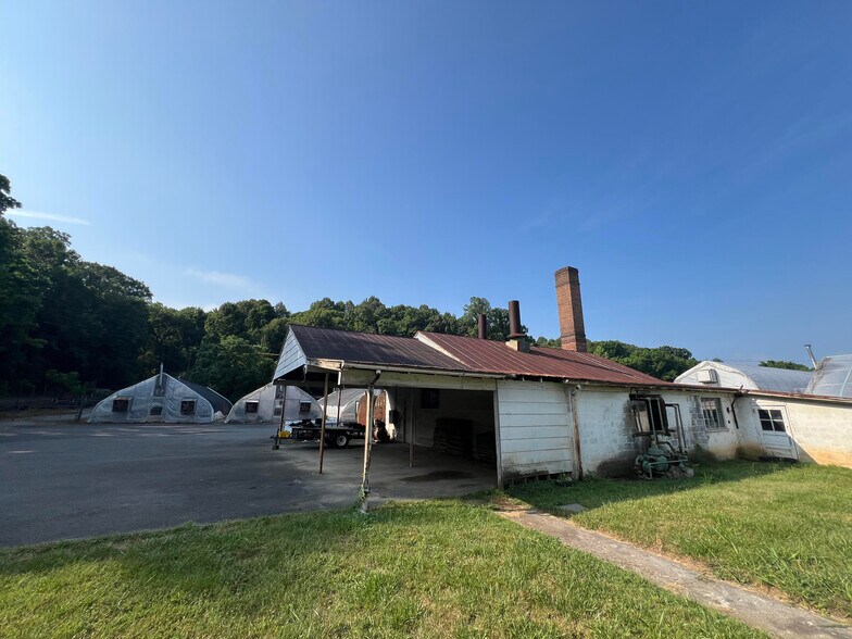 More Photos Of 2306 W Riverside Dr, Salem Specialty For Sale