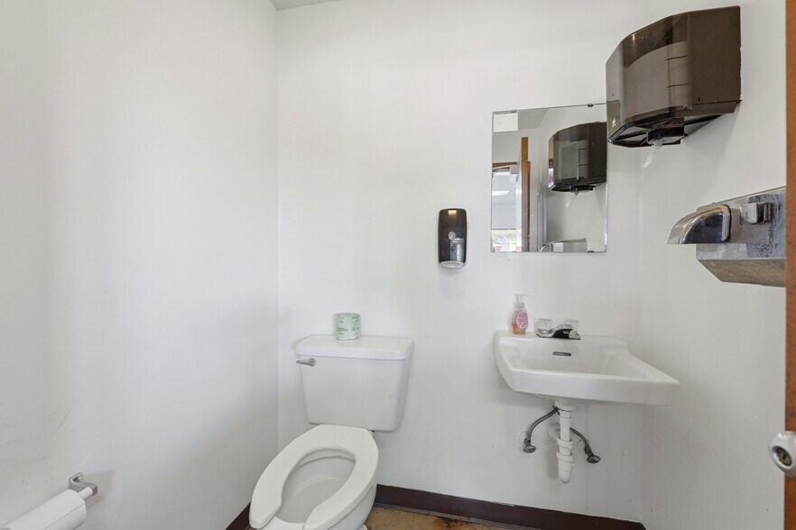 More Photos Of 2350 N Ponce De Leon Blvd, Saint Augustine Service Station For Sale