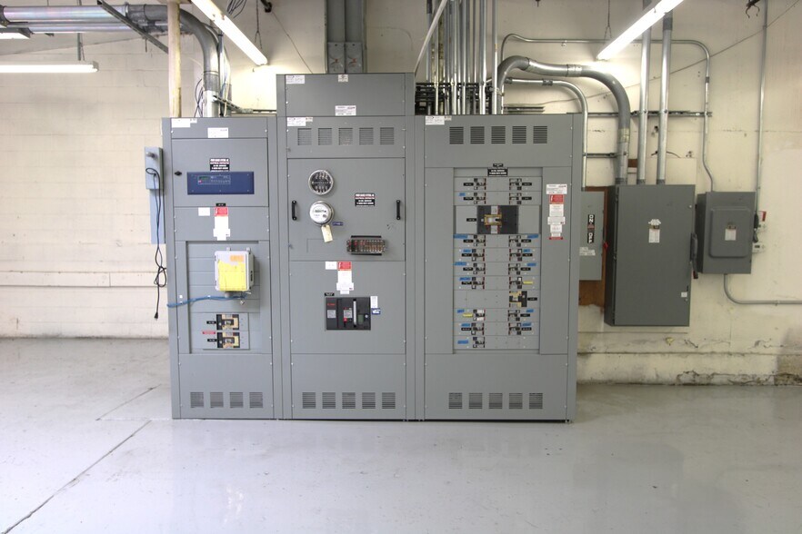 More Photos Of 133 - 135 E Maple Ave, Monrovia Warehouse For Lease