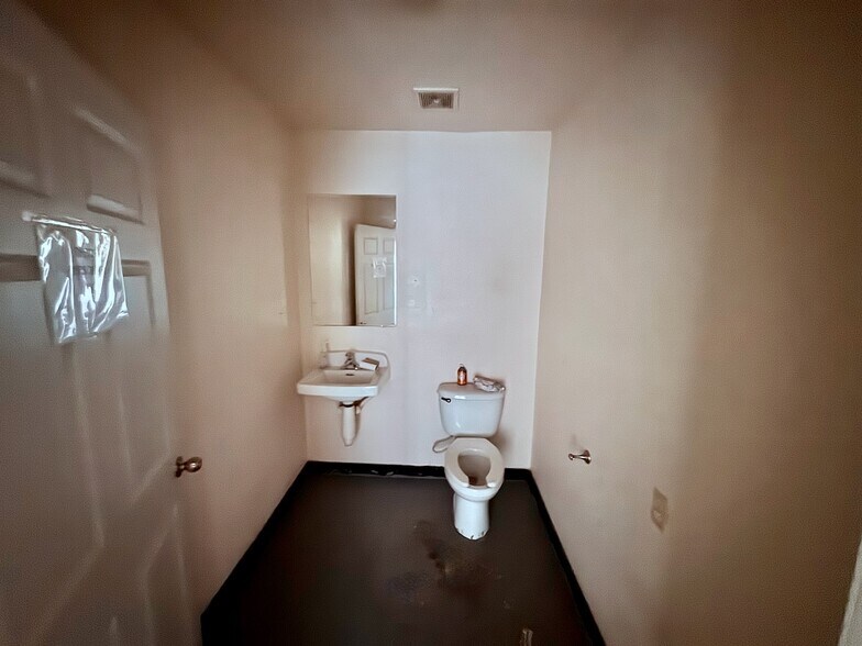 More Photos Of 101 Rancho Grande, Floresville Service For Sale