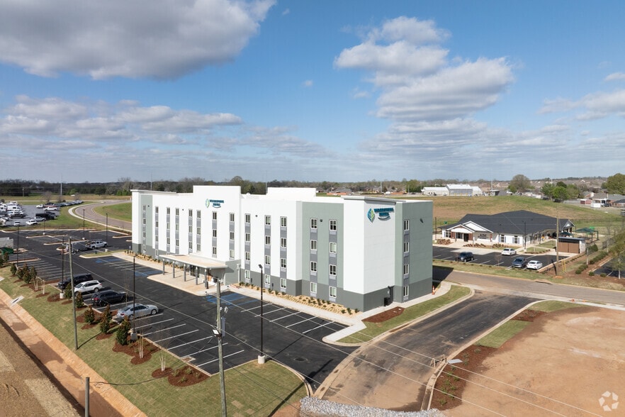 More Photos Of 900 Boardroom Dr, Prattville Hotel For Sale