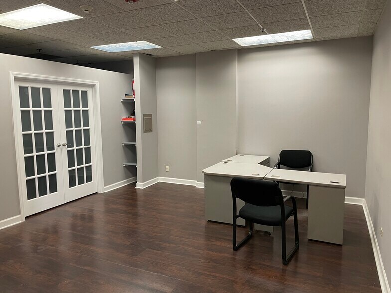 More Photos Of 1881 Commerce Dr, Elk Grove Village Office For Lease