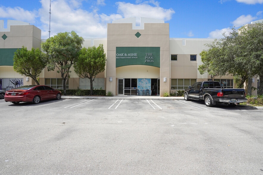 More Photos Of 10101 Lantana Rd, Lake Worth Showroom For Sale