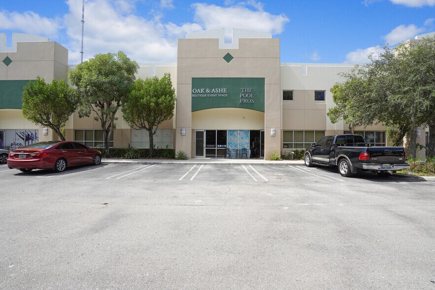 More Photos Of 10101 Lantana Rd, Lake Worth Showroom For Lease