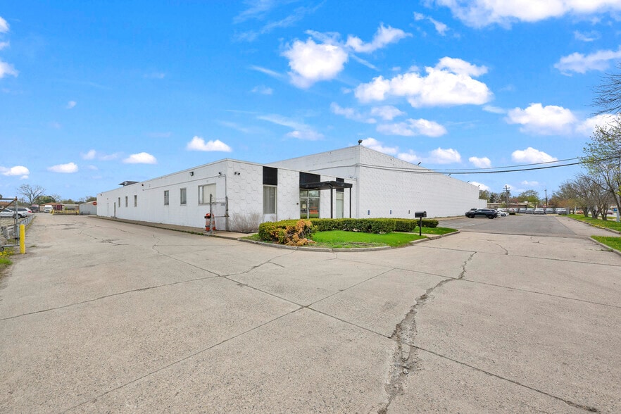 Primary Photo Of 2727 S Beech Daly Rd, Dearborn Heights Warehouse For Lease
