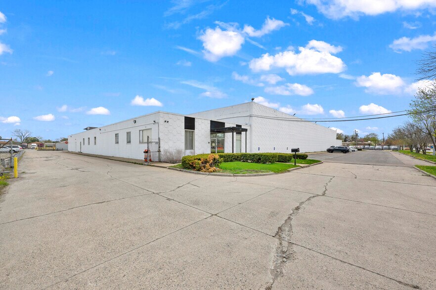 More Photos Of 2727 S Beech Daly Rd, Dearborn Heights Warehouse For Sale