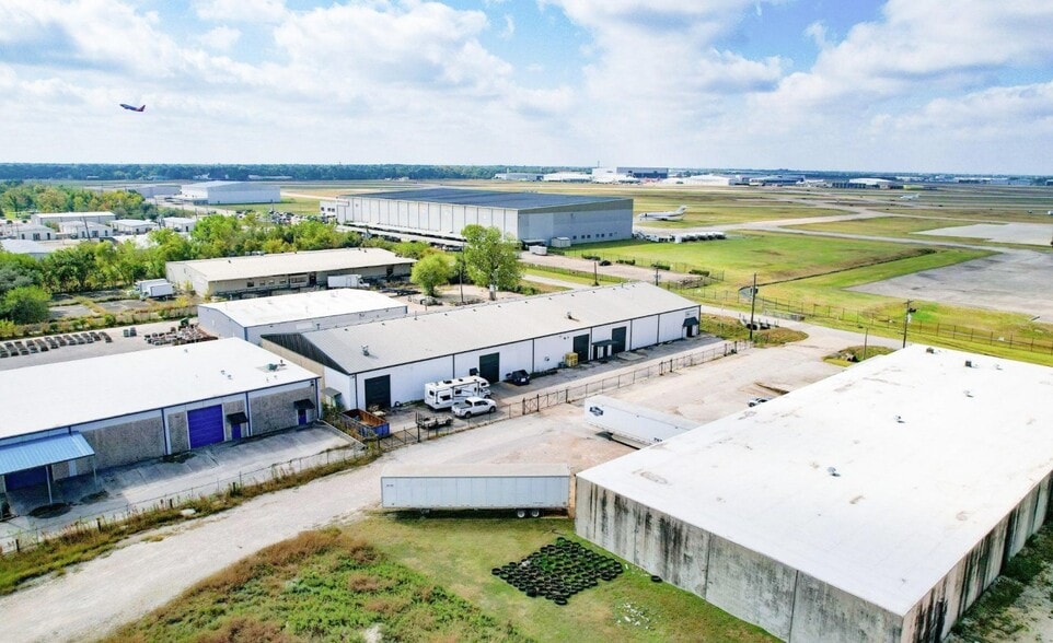 More Photos Of 8525 W Monroe Rd, Houston Manufacturing For Sale