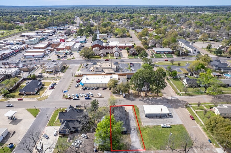 Primary Photo Of 214 N Newsom St, Mineola Office For Sale