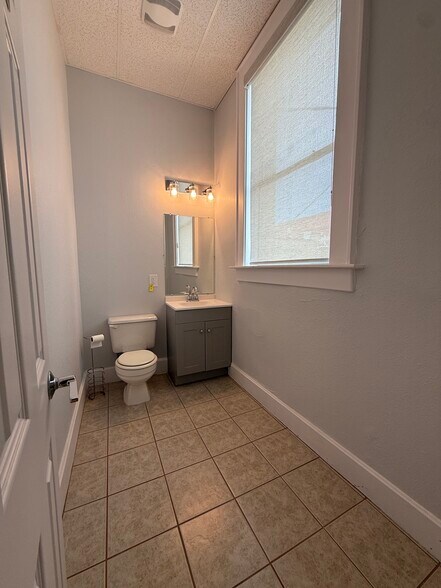 More Photos Of 113 E 3rd St, Taylor Storefront Retail Office For Lease