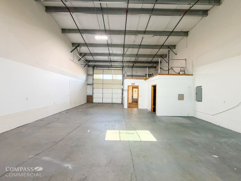 More Photos Of 20720 High Desert Ln, Bend Warehouse For Lease