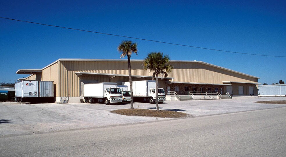 More Photos Of 11320 Satellite Blvd, Orlando Warehouse For Lease