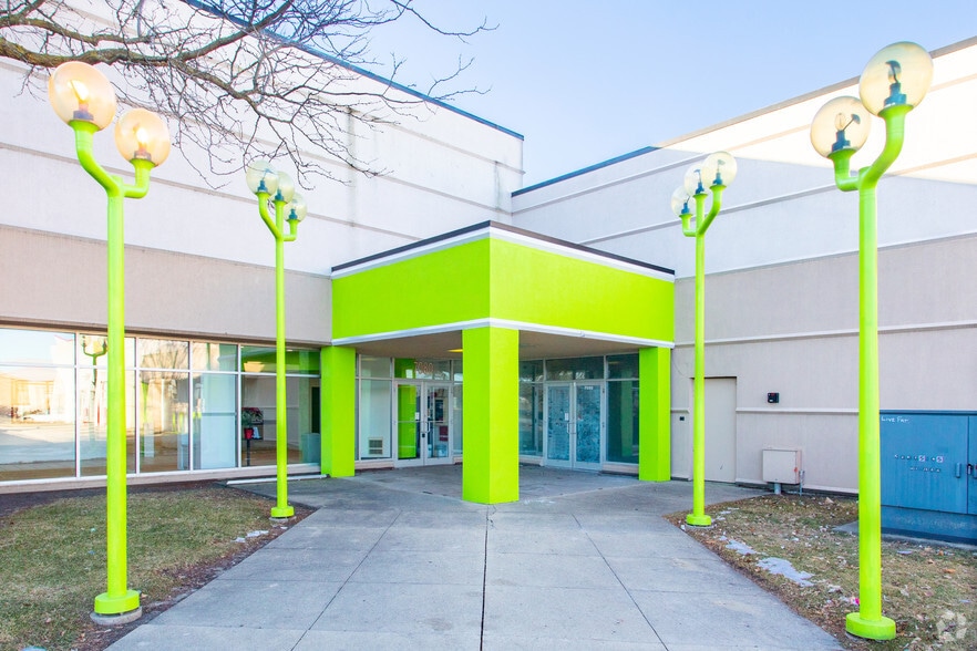 More Photos Of 7080 N Mccormick Blvd, Lincolnwood Warehouse For Lease