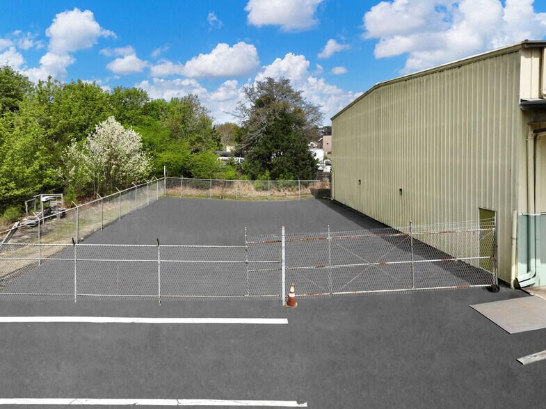 More Photos Of 1225 Royal Dr, Conyers Warehouse For Lease