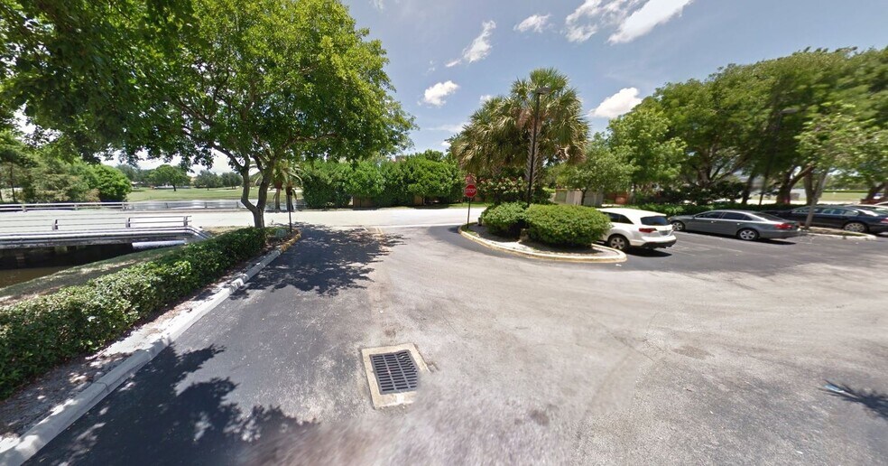 More Photos Of 1251-1269 S Pine Island Rd, Plantation Storefront For Lease