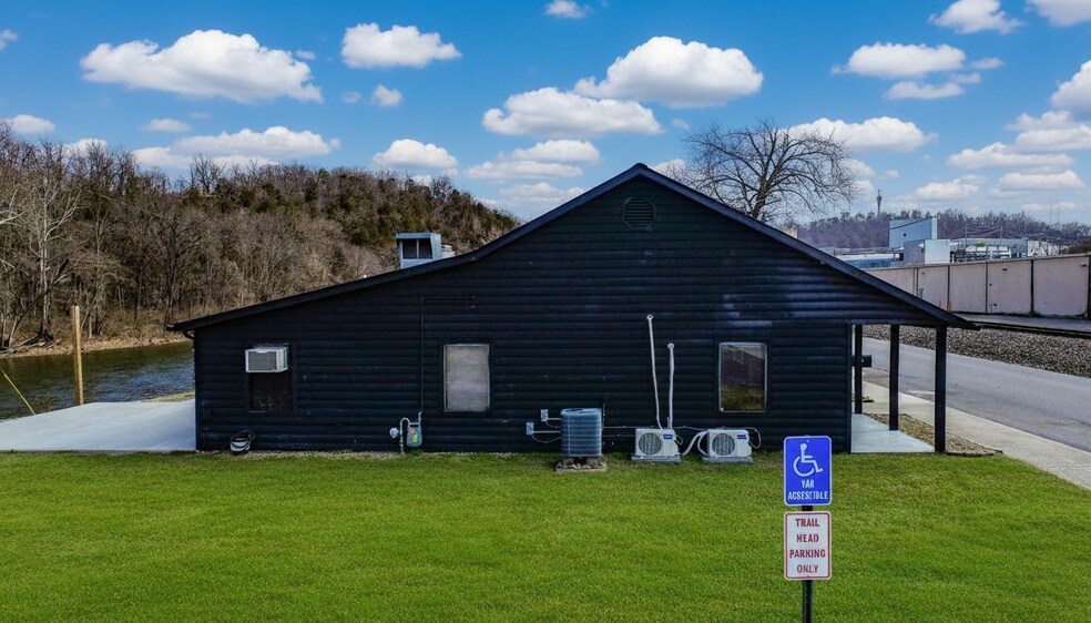 More Photos Of 386 E Main St, Newport Office For Lease
