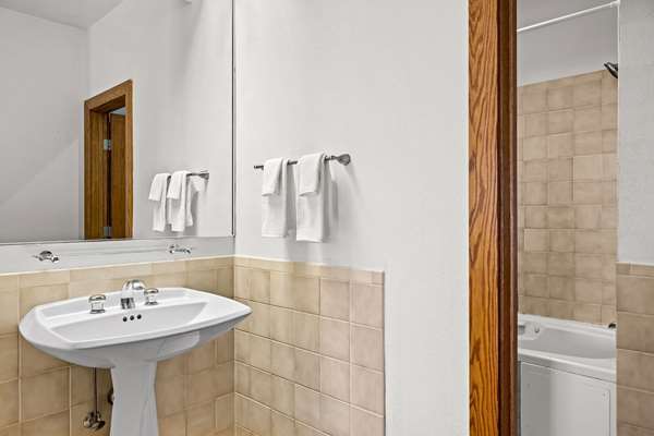 More Photos Of 1315 N 27th St, Billings Hotel For Sale