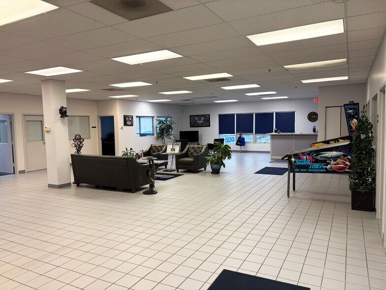 More Photos Of 620-630 Estes Ave, Schaumburg Warehouse For Sale