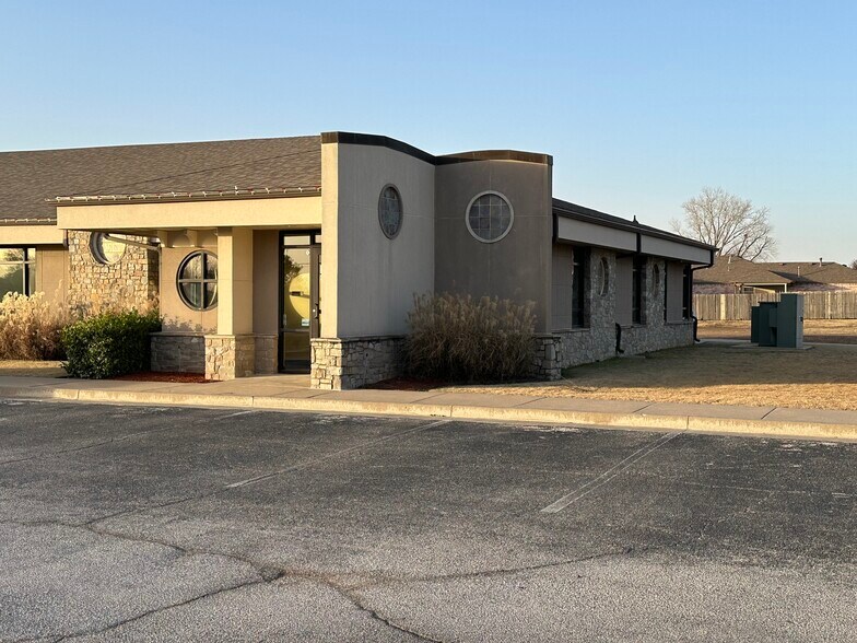 More Photos Of 10229 E 96th St N, Owasso Office For Lease