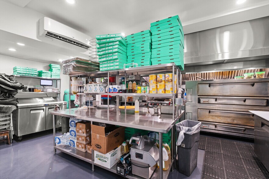 More Photos Of Melrose Ave, Los Angeles Restaurant For Lease