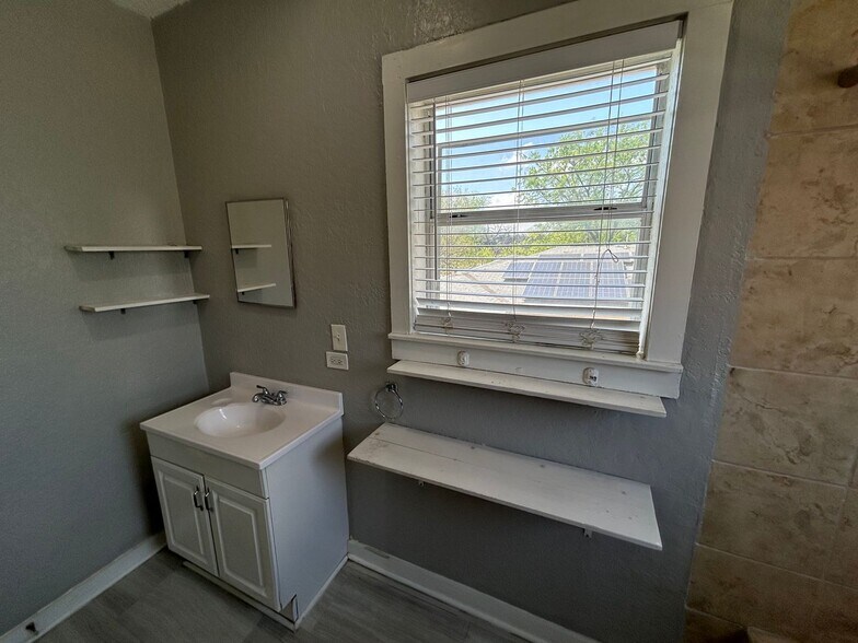 More Photos Of 1409 W Woodlawn Ave, San Antonio Apartments For Sale