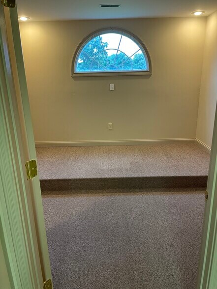 More Photos Of 102 Manor Ave, Bardstown Office For Sale