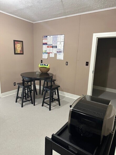 More Photos Of 195 James Carlow Dr, New Boston Office For Sale