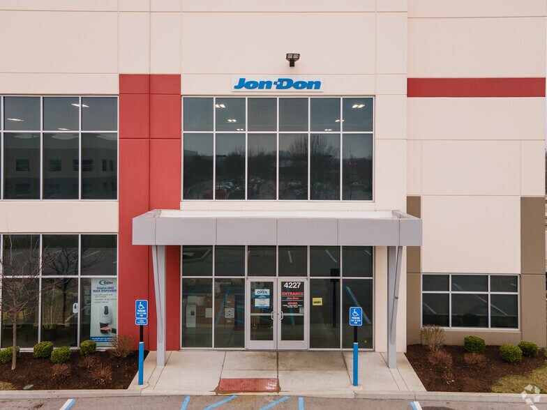 More Photos Of 4207-4227 Earth City Expy, Earth City Warehouse For Lease