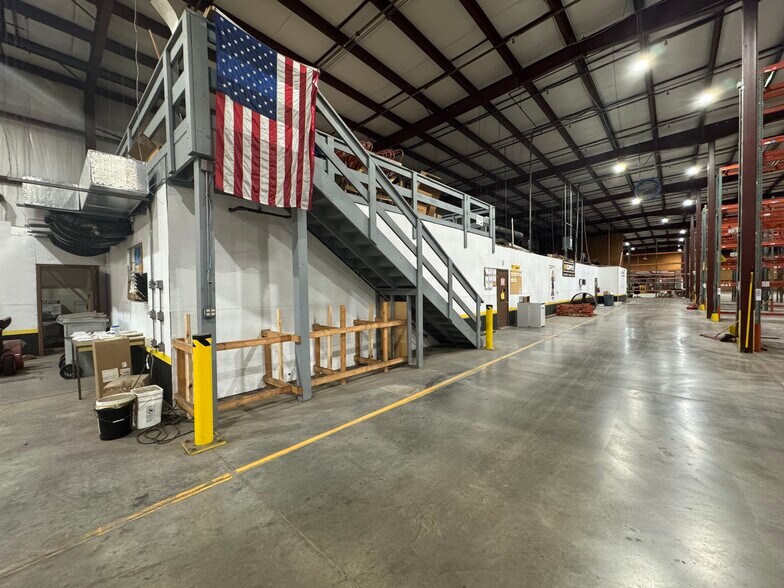 More Photos Of 5201 Park Emerson Dr, Indianapolis Distribution For Lease