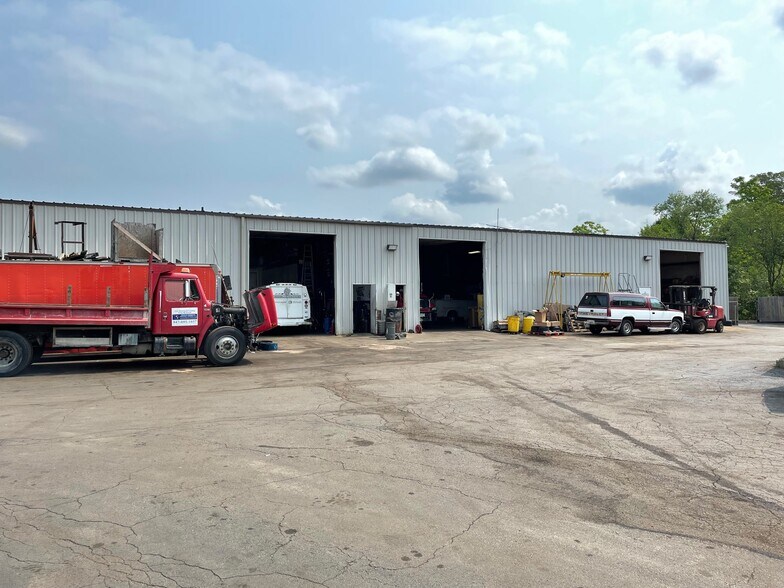 More Photos Of 765 Villa St, Elgin Warehouse For Lease