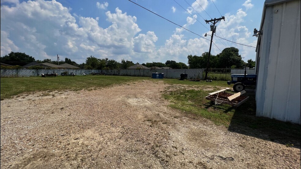 More Photos Of 2618 W Main St, Gun Barrel City Storefront For Sale