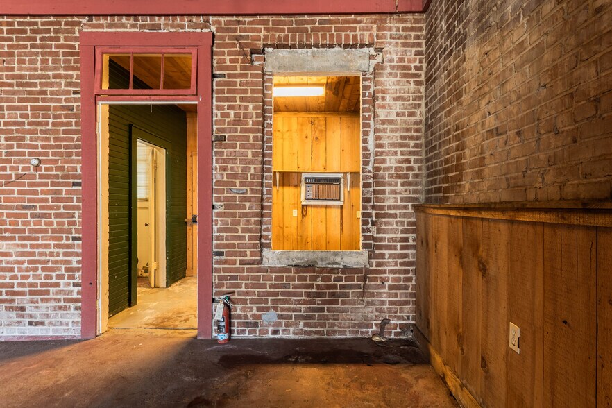 More Photos Of 135 Main St, Smiths Grove Storefront For Sale