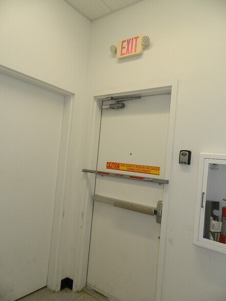 More Photos Of 912 Commerce Dr, Fairfield Freestanding For Lease