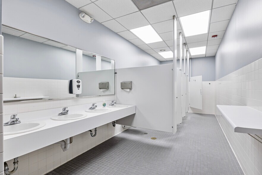 More Photos Of 1615 Commerce Pky, Bloomington Office For Lease