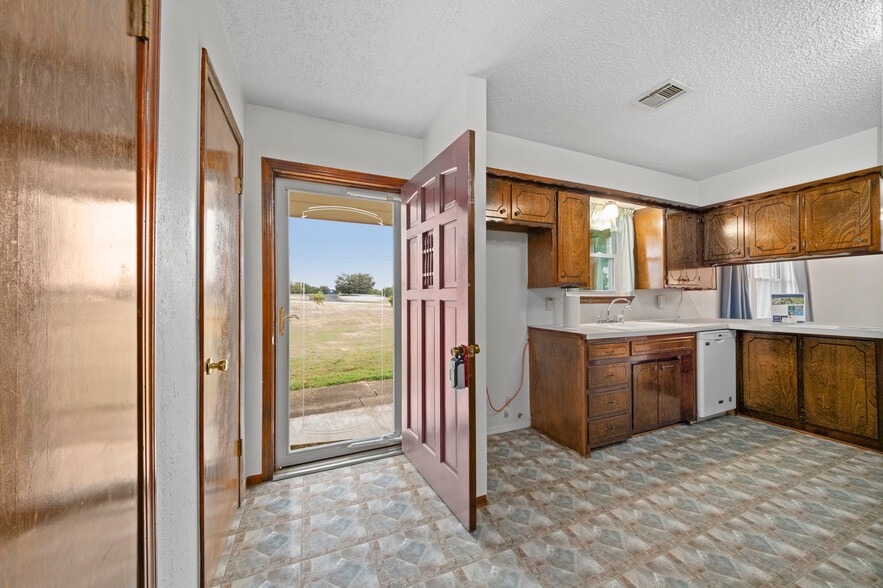 More Photos Of 523 W Country Club Rd, Chickasha Office Residential For Sale