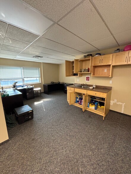 More Photos Of 4125 Mcconnell Dr, Burnaby Warehouse For Lease
