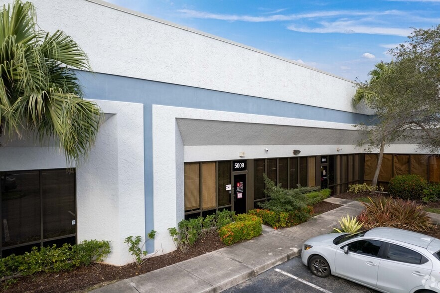 More Photos Of 5001-5035 N Hiatus Rd, Sunrise Warehouse For Lease