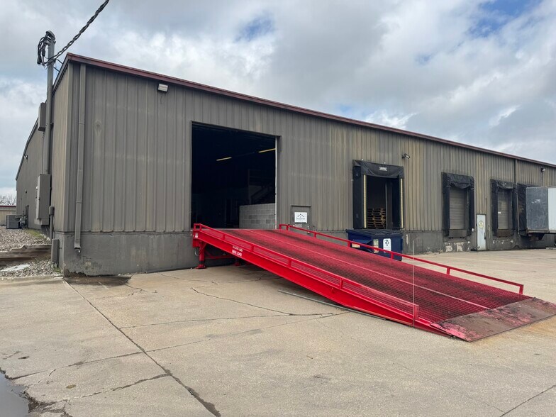 More Photos Of 5016-5150 Park Ave, Des Moines Flex For Lease