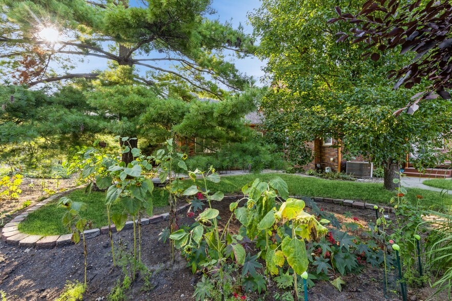 More Photos Of 324 1st St, Des Moines General Retail For Sale