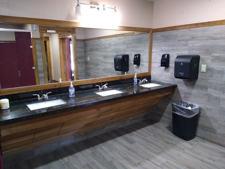 More Photos Of 800 S International Blvd, Hidalgo Freestanding For Lease