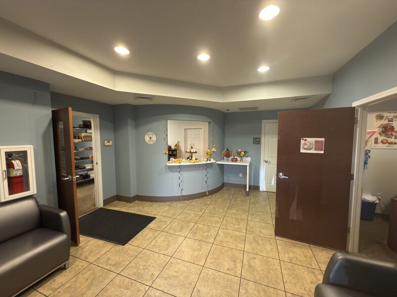 More Photos Of 511 Phyllis St, Pensacola Medical For Lease