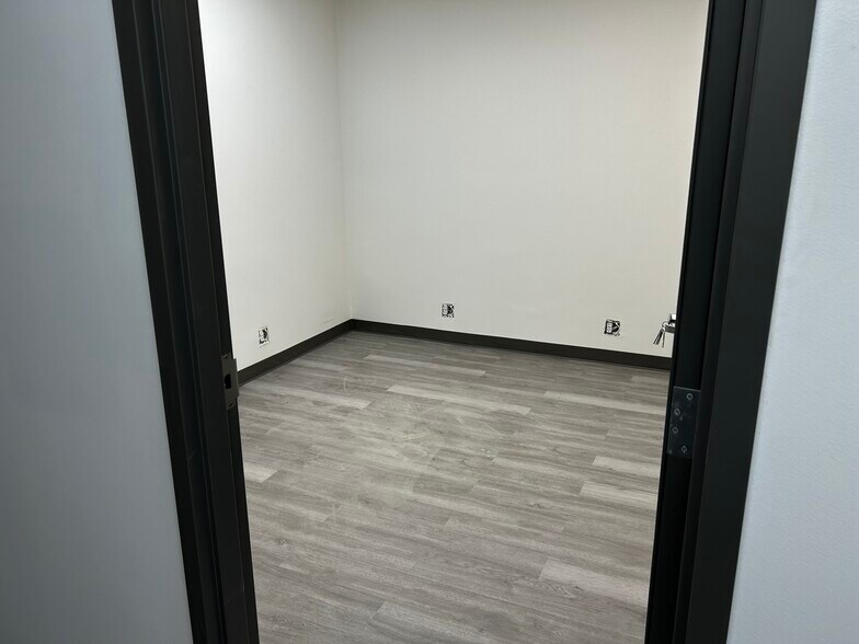 More Photos Of 4515 N 56th St, Lincoln Light Distribution For Lease