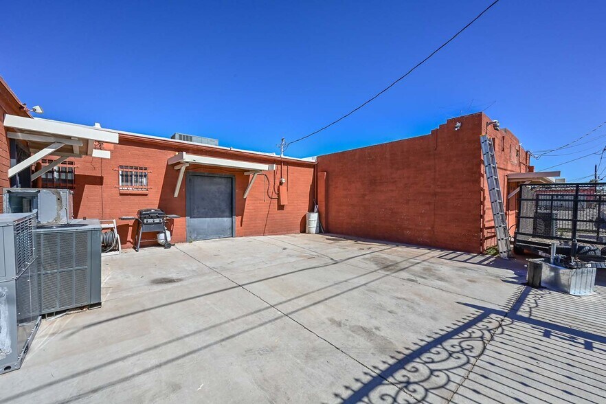 More Photos Of 11123-11127 W Nevada Ave, Youngtown Office For Sale