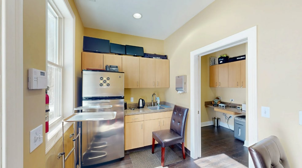 More Photos Of 447 Naubuc Ave, Glastonbury Office For Sale