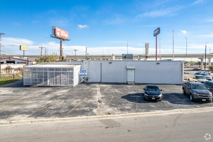 More Photos Of 5607 Kenwick St, San Antonio Showroom For Lease