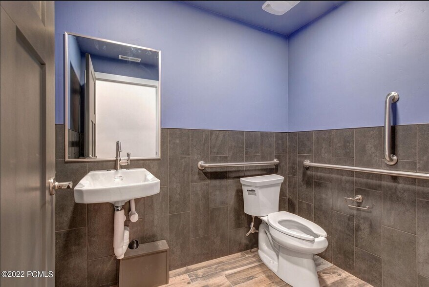 More Photos Of 4554 Forestdale Dr, Park City Showroom For Sale