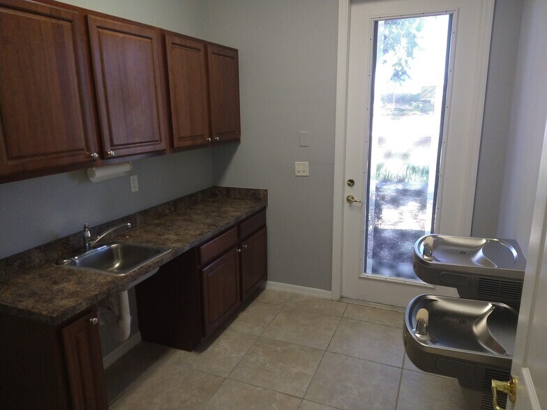 More Photos Of 17703 Hunting Bow Cir, Lutz Office For Lease